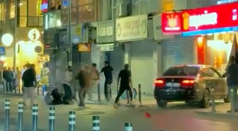 Avcılar'da iki grup arasındaki sandalyeli kavgayı çevredekiler ayırdı