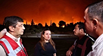 Antalya Aksu'daki orman yangınında gece mücadelesi sürüyor