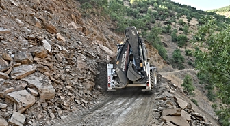 Bitlis'te heyelan nedeniyle kapanan arazi yolu ulaşıma açıldı