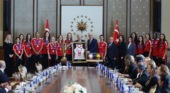 Cumhurbaşkanı Erdoğan, Avrupa Şampiyonu olan A Milli Kadın Voleybol Takımı'nı kabul etti