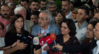 Diyarbakır’da çiçeklerle karşılanan Selçuk Mızraklı: Artık bu toprağa barışı ekelim, onun rahmetini sevgiyle besleyelim