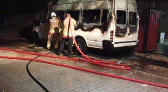 Hatay’da minibüs alevlere teslim oldu