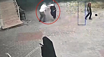 İmam ve müezzin cami kapısında tekme tokat kavga etti