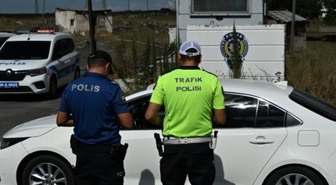 Kars’ta trafik ekiplerinden karayollarında sıkı denetim: 'Hızınızı düşürün, kemerinizi takın'