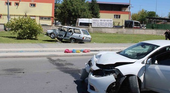 Kaza yapan otomobil ağacı kırarak üzerine çıktı: 2 yaralı