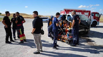 Kırıkkale’de minibüs ile otomobil çarpıştı: 1’i ağır, 6 yaralı