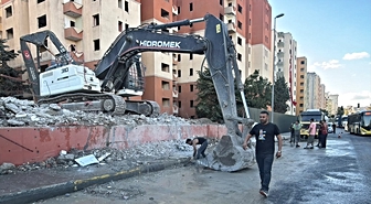Küçükçekmece'de yıkımı yapılan binadan kopan parçalar yola düşerek trafiği aksattı
