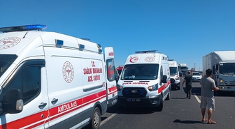 Mardin'de devrilen minibüsteki 13 öğrenci yaralandı