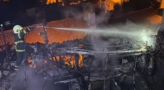 Menteşe'de metruk binada çıkan yangında hasar oluştu
