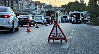 Otomobilin çarptığı genç motosiklet sürücüsü yola savruldu