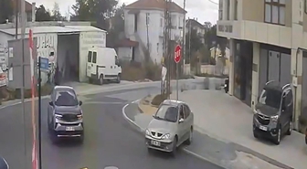 Otomobille çarptığı 'dur' tabelasını yerinden sökmeye çalıştı