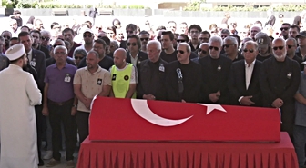 Oyuncu Serhat Kılıç, Karşıyaka Mezarlığı'nda toprağa verildi