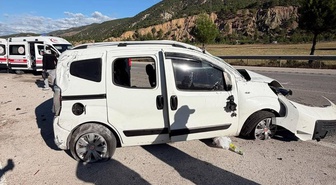 Refüje çarpan hafif ticari araç, takla attı; 4 yaralı