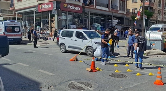 Seyir halindeki otomobile yapılan silahlı saldırıda 1 kişi hayatını kaybetti