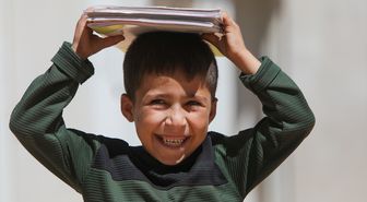 Suriye’nin Münbiç ilçesinde çadır okulda imkansızlıklara rağmen dersler başladı