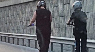 TEM Otoyolu’nda tehlikeli yolculuk: 2 kişi elektrikli skuterla kilometrelerce ilerledi