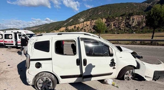Tokat’ta hafif ticari araç takla attı: 2’si ağır 4 yaralı