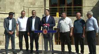 Umuk Akdoğan, servis aracının direksiyonuna geçti: “Geçen yıldan bu yıla 7 litre, son seçimden bu yana 40 litre mazotumuzu kim çaldı?'