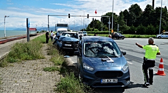 Yabancı plakalı cip, kırmızı ışıkta bekleyen 3 araca çarptı: 1 yaralı