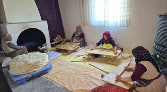 Yozgat’ta imece usulü kışlık yufka ekmek hazırlığı sürüyor
