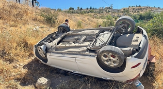 Adıyaman'da şarampole devrilen otomobildeki 2 kişi yaralandı