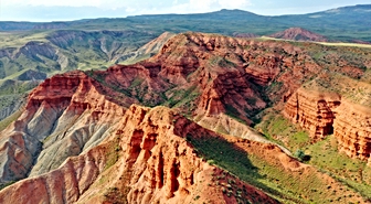 Arizona kanyonlarına benzetilen Bayam Kızıllıkları doğa tutkunlarını bekliyor