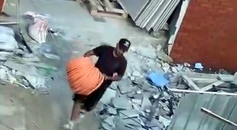 Avcılar’da aile sağlığı merkezi inşaatından kablo hırsızlığı kamerada