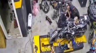 Çırağının çalışkanlığını karşılıksız bırakmadı, taksitle aldığı motosikleti hediye etti