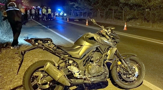Devrilen motosikletten midibüsün altına savrulan sürücü hayatını kaybetti