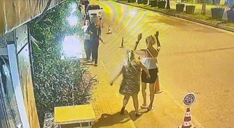Elinde uzun namlulu plastik silahla sokağa çıktı polisi alarma geçirdi