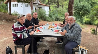 Gerze’de huzurevi sakinleri doğada moral depoladı