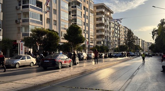 İzmir'de bankada rehin alma iddiası üzerine bölgeye ekipler sevk edildi