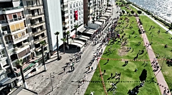 İzmir'in kurtuluşunun 104. yılında Kordon'da süvari geçişi