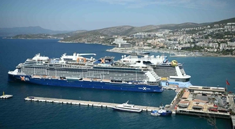 Kuşadası’na 2 kruvaziyerle 7 bin 818 turist geldi