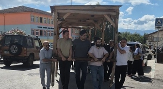 Öğretmenler kamelyayı, yıkılacak okulun bahçesinden yeni okulun bahçesine elleriyle taşıdı