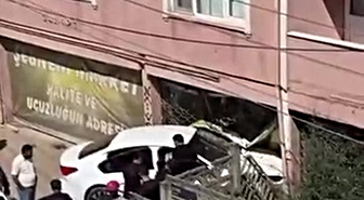 Otomobil iş yerine daldı: 1 yaralı