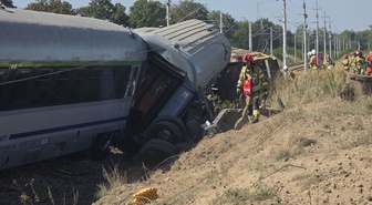 Polonya'da tren kamyonla çarpıştı: 1 ölü, 19 yaralı