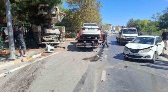 Sancaktepe’de beton pompa aracı karşı şeride geçerek 3 araca çarptı: 5 yaralı