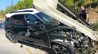 Söke'de bariyerlere çarpan otomobilin sürücüsü yaralandı