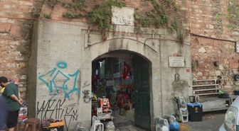 Tarihi Galata Bedesteni’nin duvarlarına grafiti