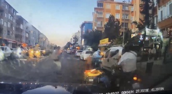 Tekerlekli sandalyedeki vatandaşın ayağına çarpıp yoluna devam etti