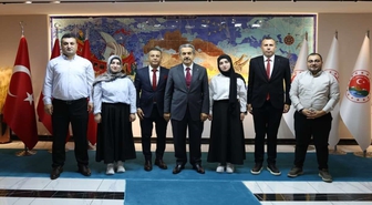 Van Yüzüncü Yıl Tıp Fakültesini kazanan ikiz kardeşler Vali Ekici’yi ziyaret etti
