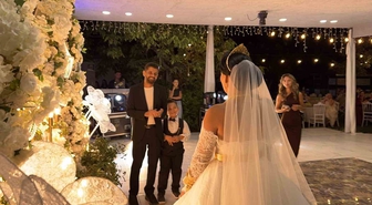 10 yıllık evlilikte sürpriz: Yeniden gelinlik giyip nikah tazeledi