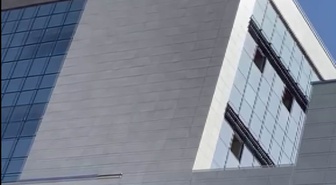 Alacağını tahsil edemeyince inşaatın çatısına çıktı