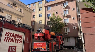 Bahçelievler’de kentsel dönüşüm kapsamında boşaltılan 7 katlı binanın çatısında yangın çıktı