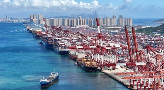 Çin'in Qingdao Limanı'na demirli kargo gemisinde yangın çıktı