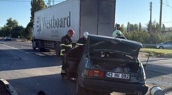 Gediz’de otomobil ile tırın çarpışması sonucu 1 kişi yaralandı