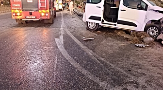 İzmir'de tır ile hafif ticari araç çarpıştı, 4 kişi yaralandı