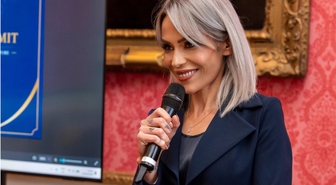 Londra'daki uluslararası barış gecesine Dil Bilimci Derya Şahin de katıldı