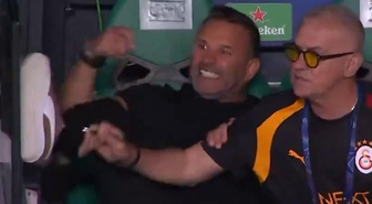 Okan Buruk'u hiç böyle görmediniz! Sporting yedek kulübesini tekmeledi